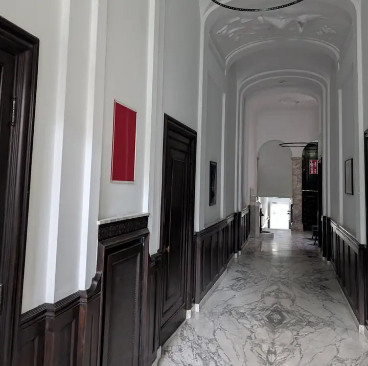 Entrance hall with a marble floor, wooden panelling and stucco ceiling at the franchise marketing agency on Herengracht 280