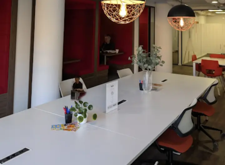 Werktafel voor groepsopdrachten tijdens een franchise workshop in het grachtenpand aan de Herengracht 280